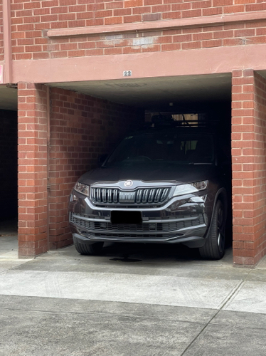 Undercover easy convenient G Access Park, 500m from the MCG.