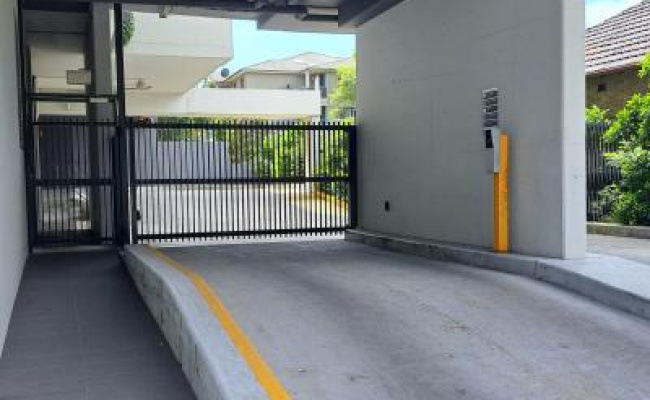 Indoor Secure Parking Close to Airport