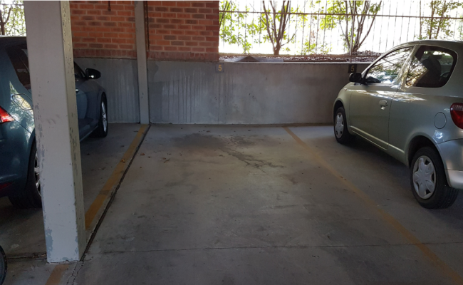 Watson - Safe and Quiet Space for Your Beloved Car near Bus Stop