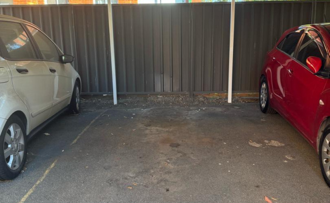 Covered carport in Meadowbank - 5 min walk to Train & Ferry!