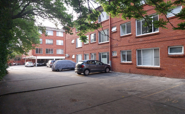 Meadowbank - walking distance to train station and wharf