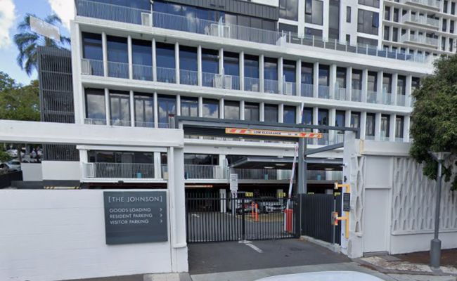 Great parking near CBD and Victoria park, 2 minute walk to bus station City free loop bus 30