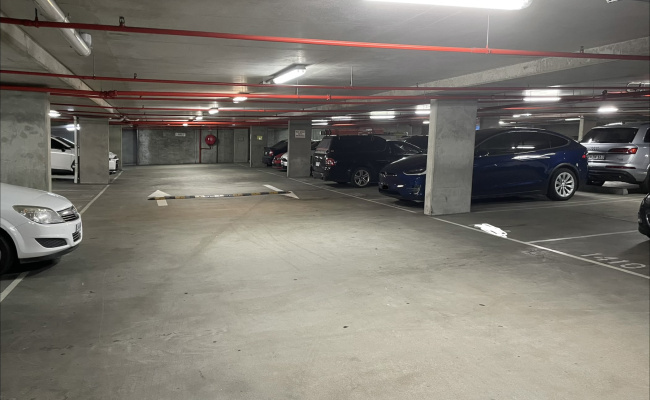 2min walk Southern Cross Station / CBD / 1st floor secure / 24hr concierge / pedestrian access
