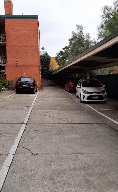 Parking space10 min walk from tram Flemington Rd