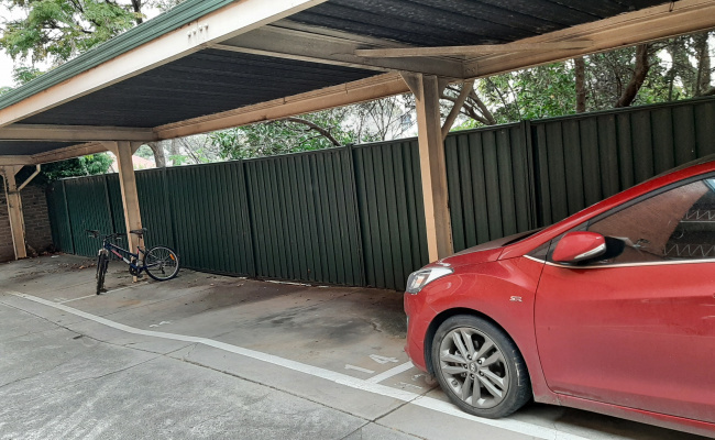 Parking space10 min walk from tram Flemington Rd