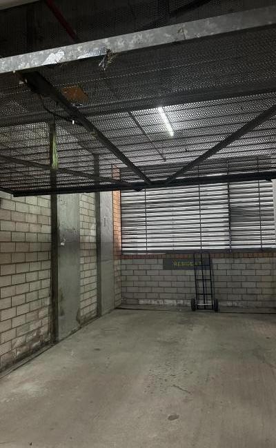 Large locked up secure garage in Ultimo