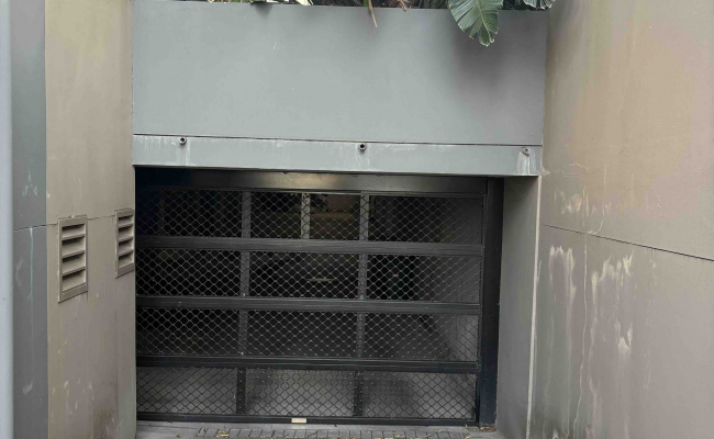 Lock up garage in Clovelly, 5 minutes walk to beaches, security and power available, long-term lease