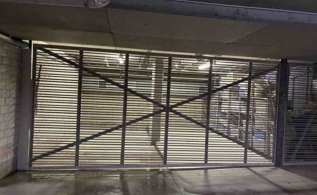 Lock up garage in Clovelly, 5 minutes walk to beaches, security and power available, long-term lease