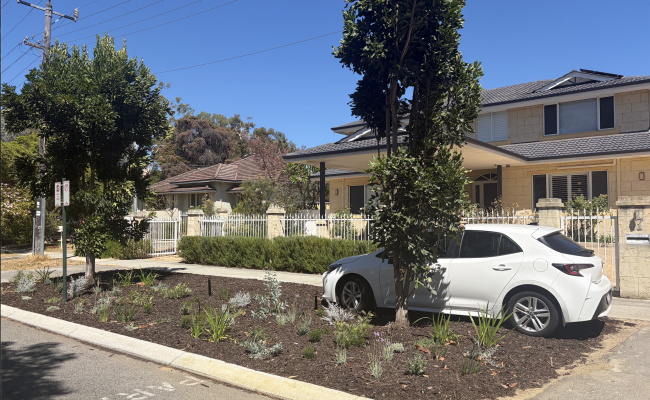 Private Verge Parking - 2 Min Walk to QEII Medical Centre