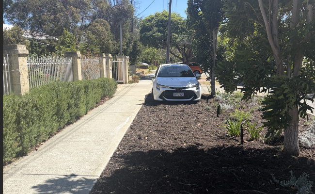 Private Verge Parking - 2 Min Walk to QEII Medical Centre