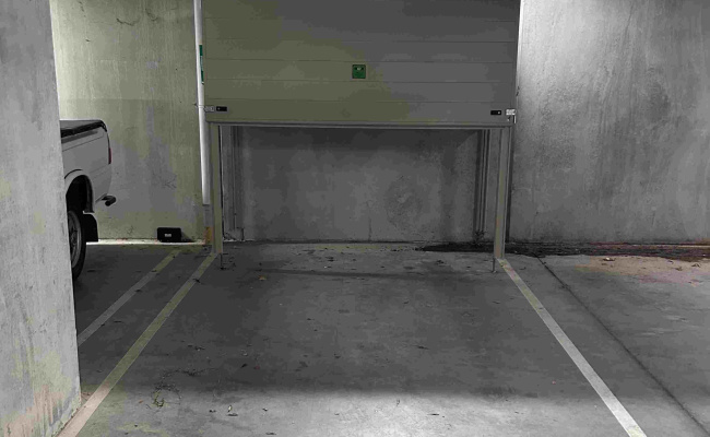 Great Parking Space in Carlton