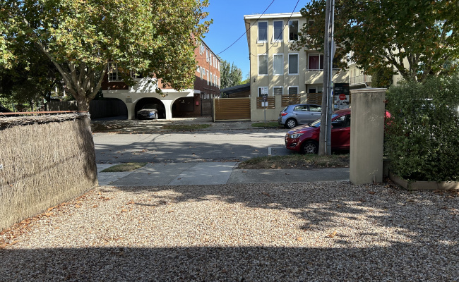 10 min walk to Windsor train station, 7 trams & F1