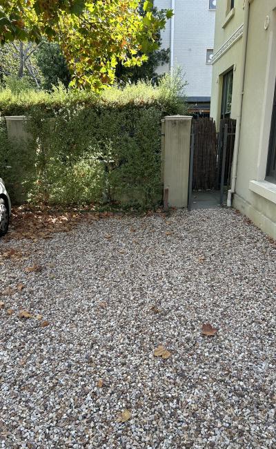 10 min walk to Windsor train station, 7 trams & F1