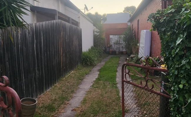 Open long driveway carpark next to house in Prahran!