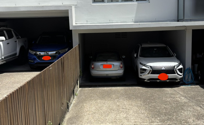 Great carport space right on clovelly beach!