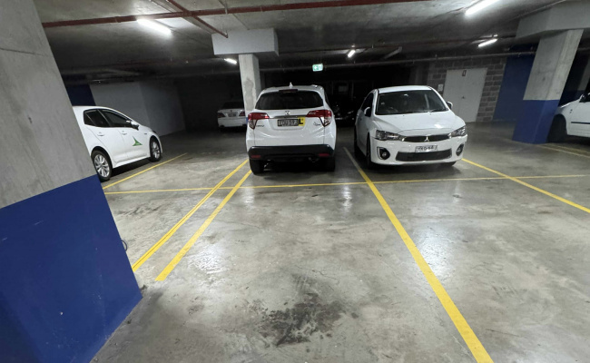 Parking lot in Constitution Road