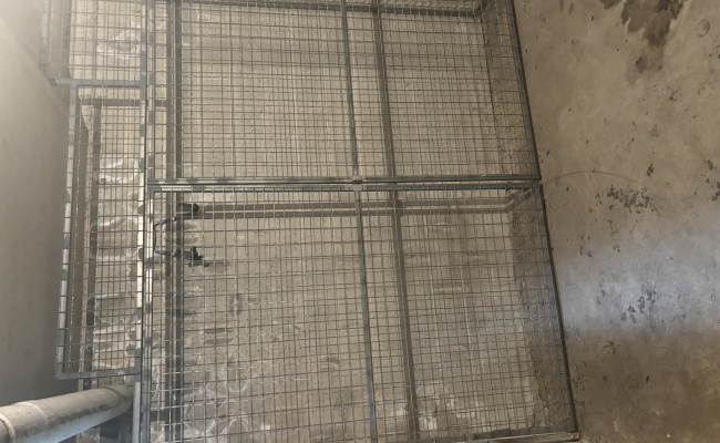 LARGE Secure garage car spot with storage cage - 6min walk to the beach