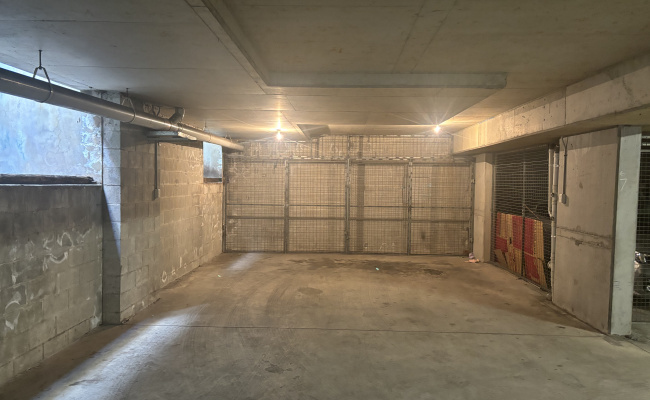 LARGE Secure garage car spot with storage cage - 6min walk to the beach
