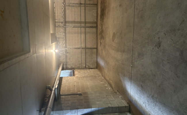 LARGE Secure garage car spot with storage cage - 6min walk to the beach