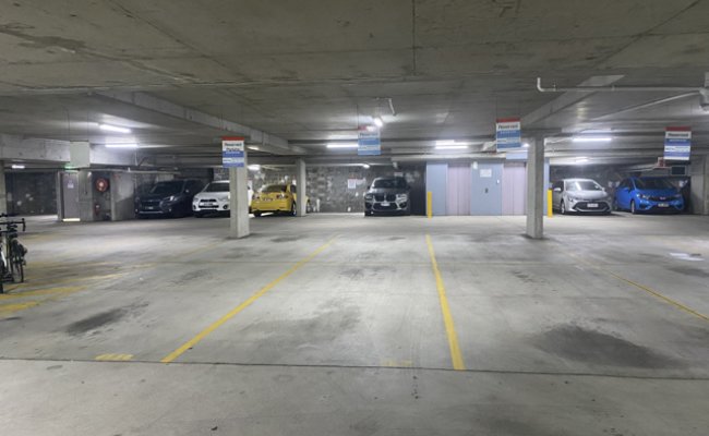 24/7 SECURE PARKING IN PRIME MILTON LOCATION