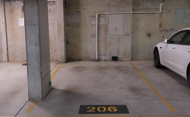 Darlinghurst, Crown St, Secure Garage Parking. Near Oxford St, Central Station & Hyde Park.