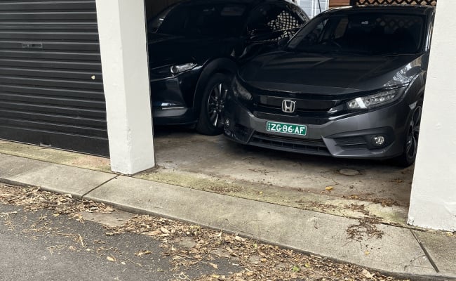 Lockup Garage 5 mins walk to Petersham Train Station