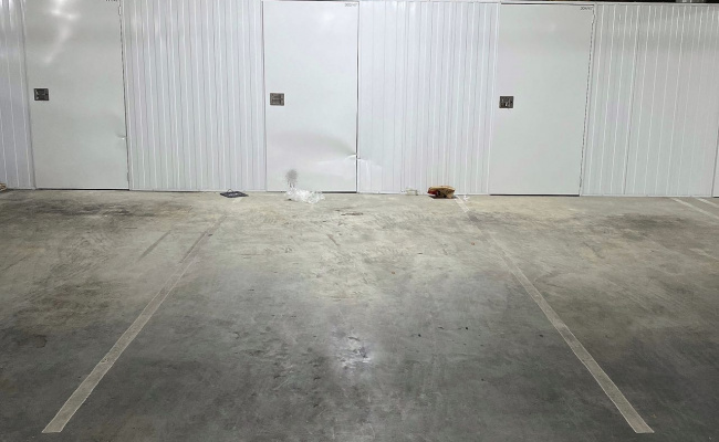 Great car space, 3 min walking near the Canberra center shopping mall #1