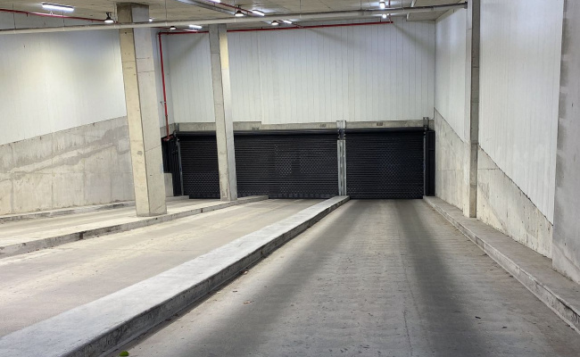 Great car space, 3 min walking near the Canberra center shopping mall #1