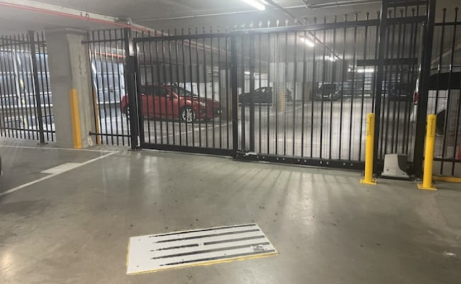 Docklands - Indoor Parking Close to Shopping Area / P629