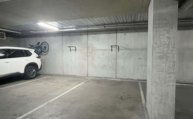 Great patking just outside CBD, tram stop 35, 70, 86