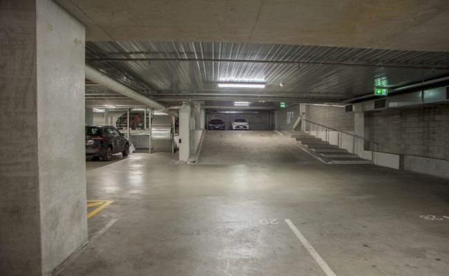 Great patking just outside CBD, tram stop 35, 70, 86