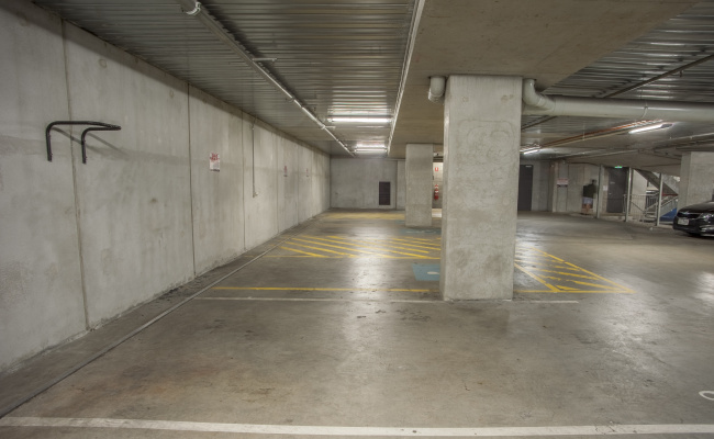 Great patking just outside CBD, tram stop 35, 70, 86