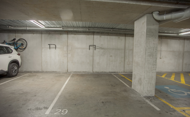 Great patking just outside CBD, tram stop 35, 70, 86