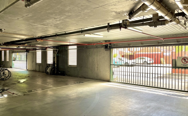 Secure Car Space 5 min walk to CBD