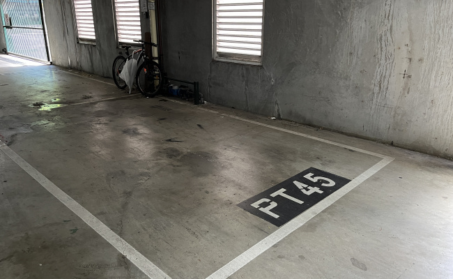Secure Car Space 5 min walk to CBD