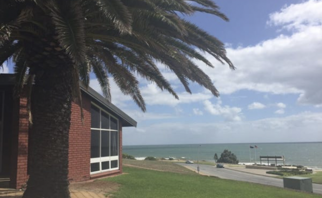 Beautiful beach location right next to Hallett cove beach train station