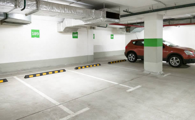 Indoor lot parking on Flinders St in Sydney