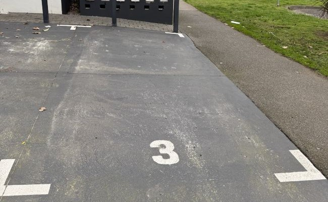 Richmond parking close to Trams and Restaurants