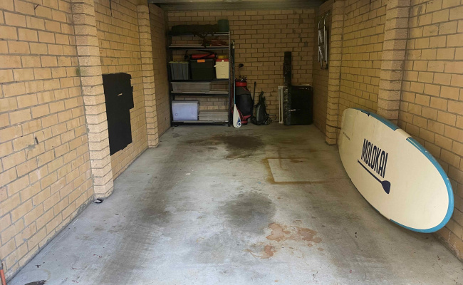 Lock Up Garage with Automatic Door in Carlton