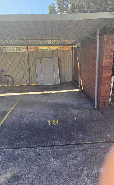 Spacious garage space in a safe Unit, walking distance to school's and market