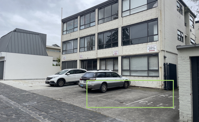 Weekday private off-street parking. 24 hour access down laneway. 20min walk to city, mcg.