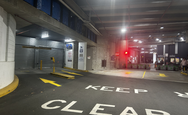 1-minute walk to Marvel Stadium Secure indoor Parking