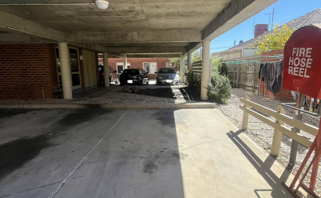 Undercover parking space Clifton Hill with 2 entrances