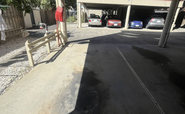 Undercover parking space Clifton Hill with 2 entrances