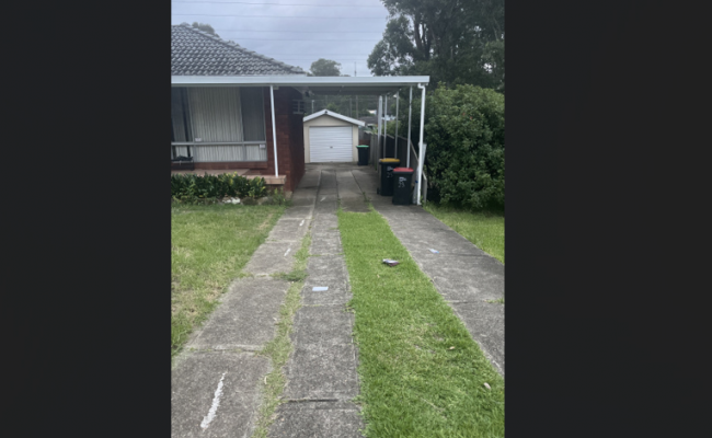 Penrith - Large Driveway can fit 2 Cars or a Car and Van near Train Station