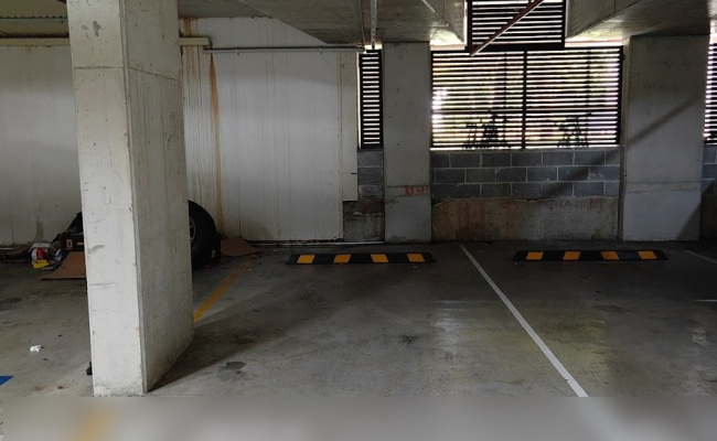 Great Secure mid and long term Indoor Parking! Right next to the Mortlake ferry!