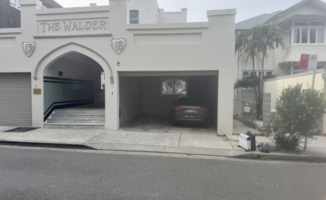 Next to Kirribilli Ferry- so convenient for access