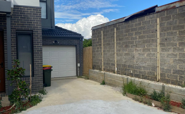 Great driveway parking space, 5 mins walk from Monash University and MCity. Newly built pavement.