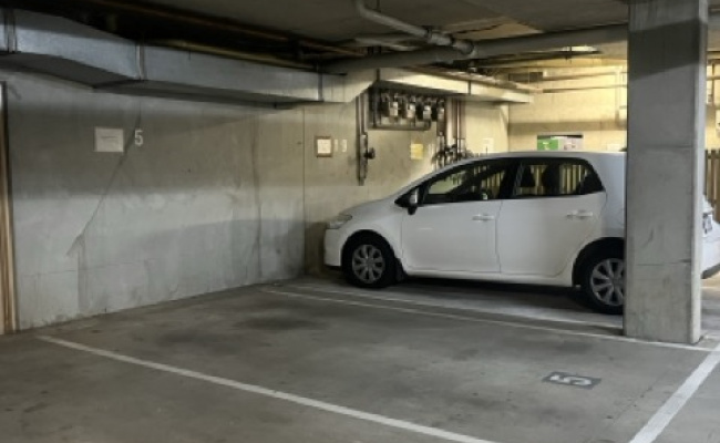 Stress-free secure park mins from CBD