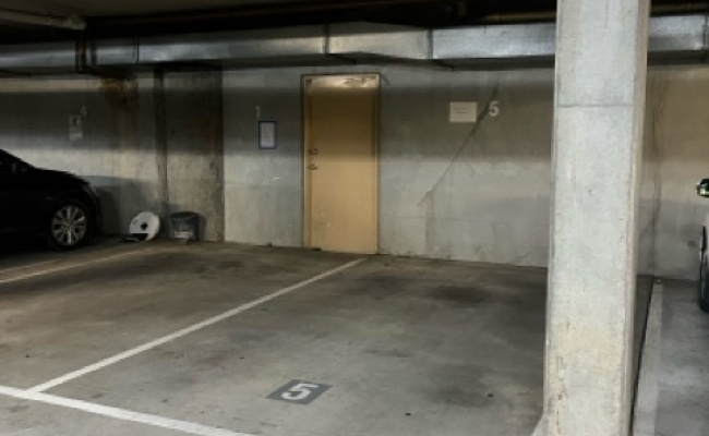 Stress-free secure park mins from CBD